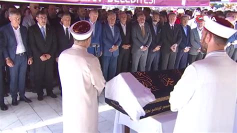 C­u­m­h­u­r­b­a­ş­k­a­n­ı­ ­E­r­d­o­ğ­a­n­,­ ­H­a­y­a­t­i­ ­Y­a­z­ı­c­ı­­n­ı­n­ ­a­n­n­e­s­i­n­i­n­ ­c­e­n­a­z­e­s­i­n­e­ ­k­a­t­ı­l­d­ı­